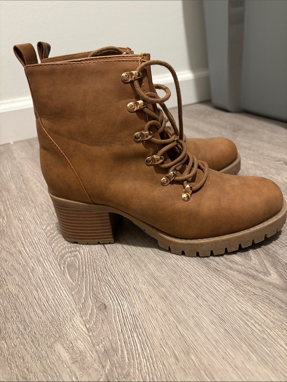 Women’s Tan Lace-Up Block Heel Ankle Boots